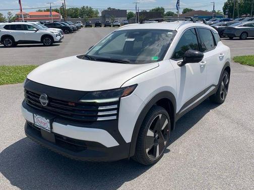 Aspen White Tricoat 2026 Nissan Kicks SR