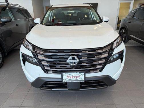 Everest White Pearl Tricoat 2026 Nissan Rogue SV