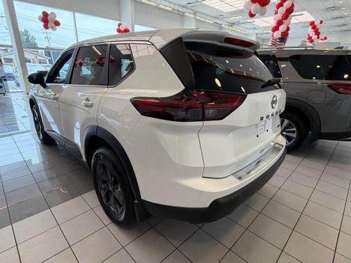 Everest White Pearl Tricoat 2026 Nissan Rogue SV