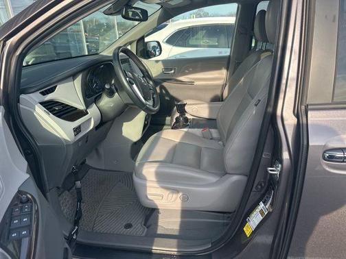 2020 Toyota Sienna XLE