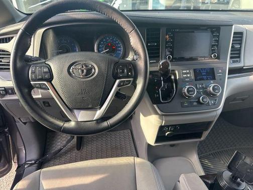 2020 Toyota Sienna XLE
