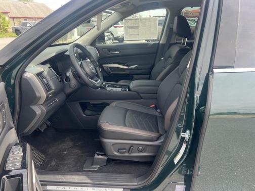 2025 Nissan Pathfinder Platinum 4WD