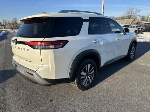 2022 Nissan Pathfinder SL 4WD