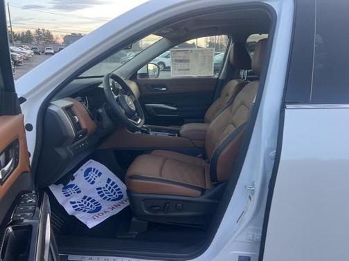 2025 Nissan Pathfinder Platinum 4WD
