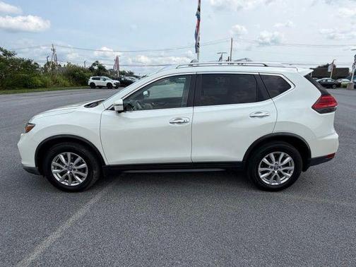Pearl White 2017 Nissan Rogue SV