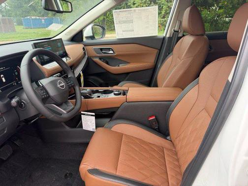 Everest White Pearl Tricoat 2026 Nissan Rogue Platinum