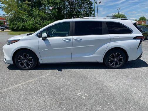 Wind Chill Pearl 2025 Toyota Sienna Platinum