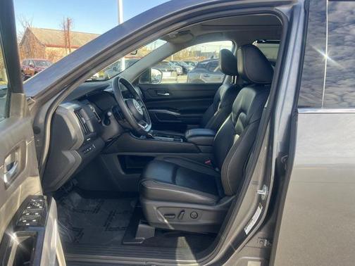 2023 Nissan Pathfinder SL 4WD