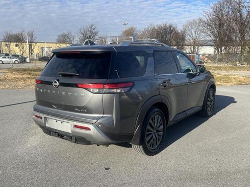 2023 Nissan Pathfinder SL 4WD