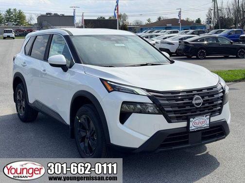 Everest White Pearl Tricoat 2026 Nissan Rogue SV