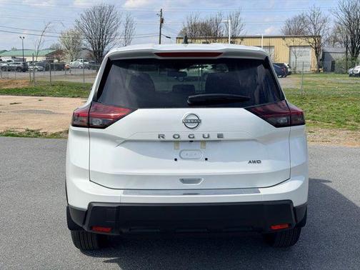 Everest White Pearl Tricoat 2026 Nissan Rogue SV