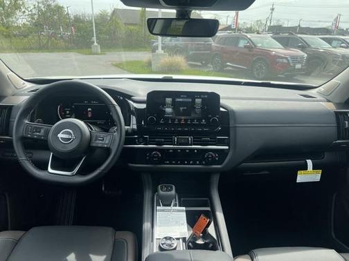 2025 Nissan Pathfinder Platinum 4WD