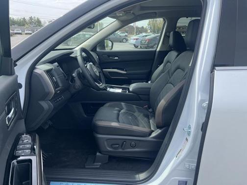 2025 Nissan Pathfinder Platinum 4WD