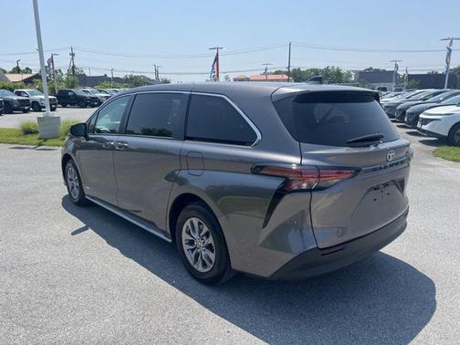 2021 Toyota Sienna LE