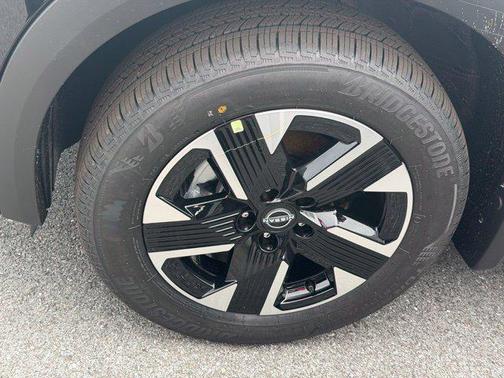 Super Black 2027 Nissan Kicks SV