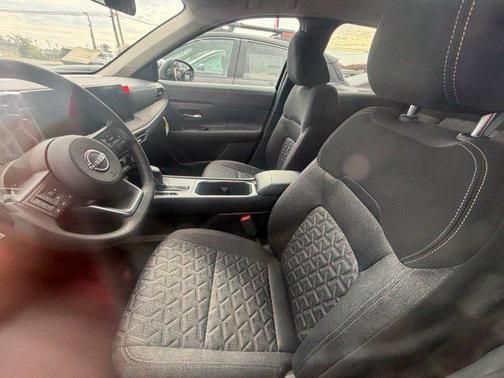 Super Black 2027 Nissan Kicks SV