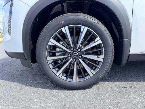 Everest White Pearl Tricoat 2026 Nissan Pathfinder Platinum