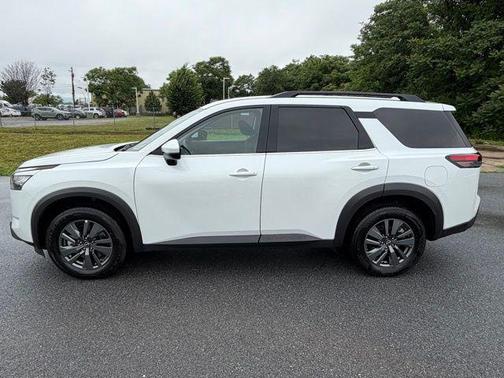 Everest White Pearl Tricoat 2025 Nissan Pathfinder SV 4WD