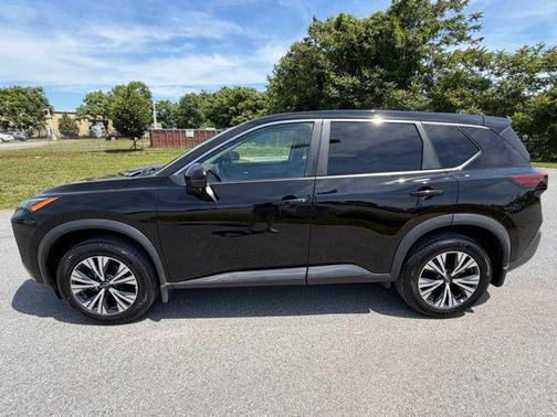 Super Black 2022 Nissan Rogue SV