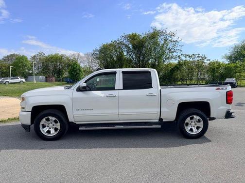 Iridescent Pearl Tricoat 2018 Chevrolet Silverado 1500 2LT