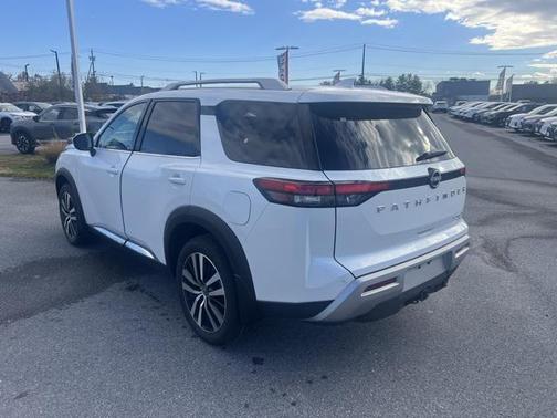 2025 Nissan Pathfinder Platinum 4WD