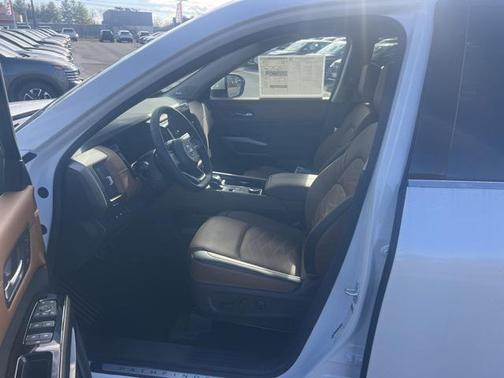 2025 Nissan Pathfinder Platinum 4WD