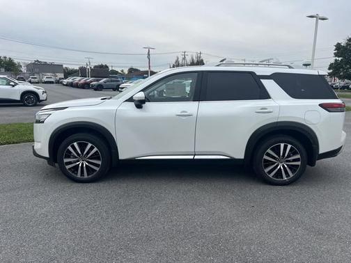 2025 Nissan Pathfinder Platinum 4WD