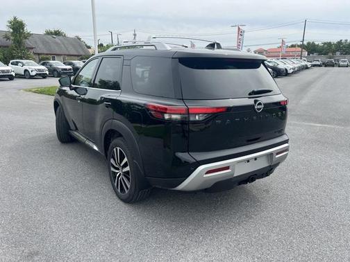 2025 Nissan Pathfinder Platinum 4WD