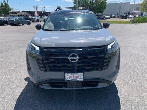 Boulder Gray Pearl/Super Black 2026 Nissan Pathfinder Platinum