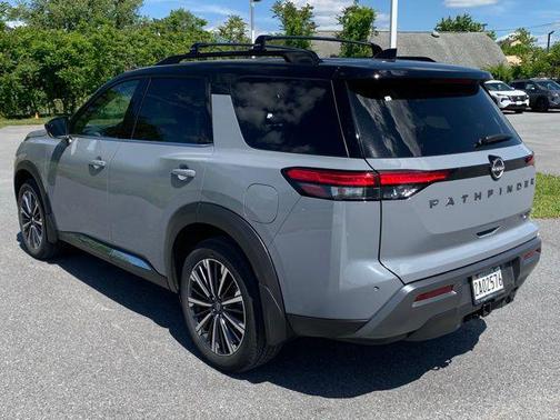 Boulder Gray Pearl/Super Black 2026 Nissan Pathfinder Platinum