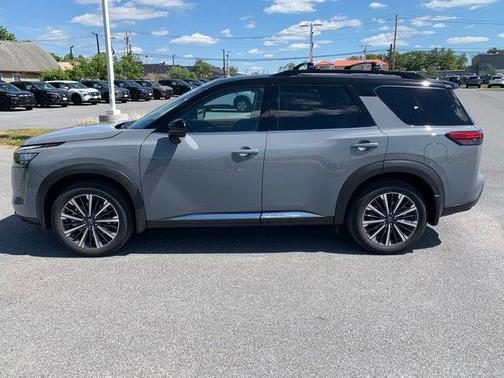 Boulder Gray Pearl/Super Black 2026 Nissan Pathfinder Platinum