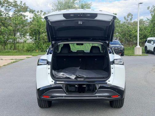 Everest White Pearl Tricoat/Super Black 2026 Nissan Murano Platinum