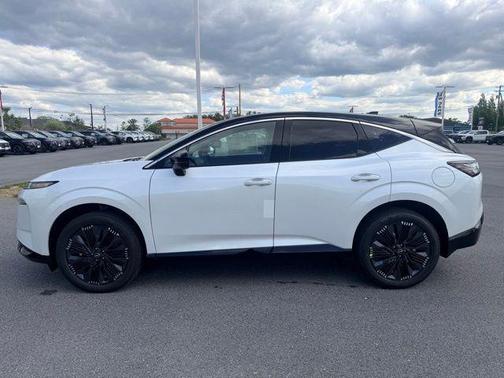Everest White Pearl Tricoat/Super Black 2026 Nissan Murano Platinum