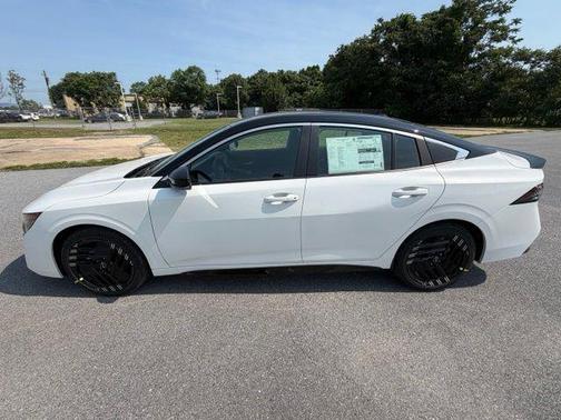 Aspen White Tricoat/Super Black 2026 Nissan Sentra SR