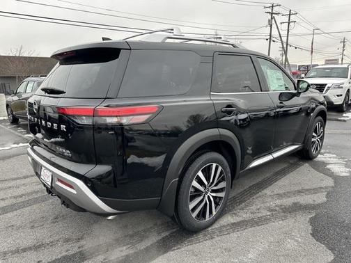 2025 Nissan Pathfinder Platinum 4WD