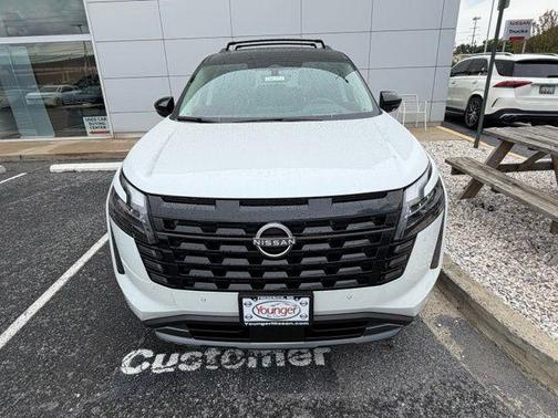 Everest White Pearl Tricoat/Super Black 2026 Nissan Pathfinder Platinum