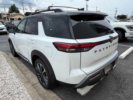 Everest White Pearl Tricoat/Super Black 2026 Nissan Pathfinder Platinum