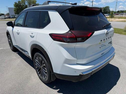 Everest White Pearl/Super Black 2026 Nissan Rogue Platinum