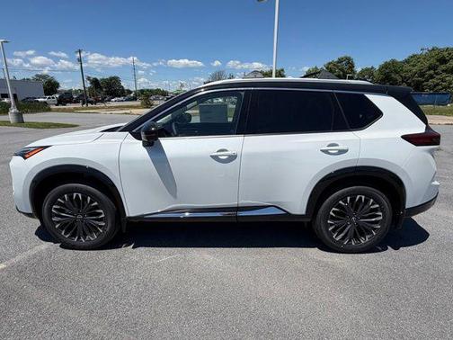 Everest White Pearl/Super Black 2026 Nissan Rogue Platinum