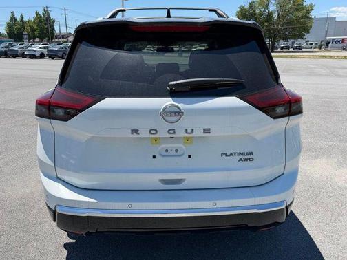 Everest White Pearl/Super Black 2026 Nissan Rogue Platinum