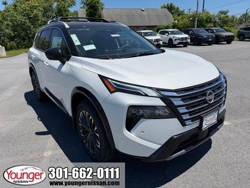 Everest White Pearl/Super Black 2026 Nissan Rogue Platinum