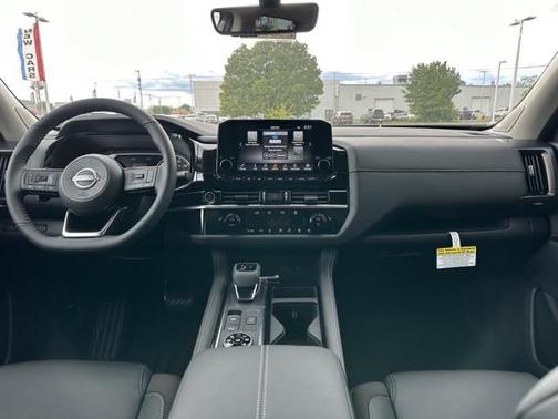 2025 Nissan Pathfinder SL 4WD