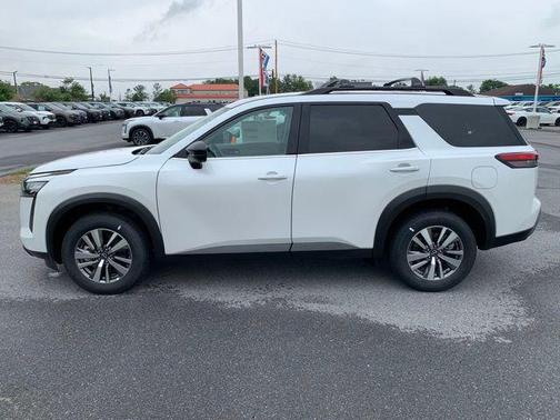 Everest White Pearl Tricoat 2026 Nissan Pathfinder SL