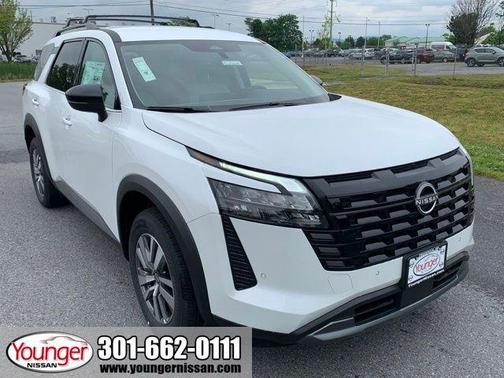Everest White Pearl Tricoat 2026 Nissan Pathfinder SL