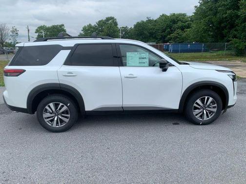 Everest White Pearl Tricoat 2026 Nissan Pathfinder SL