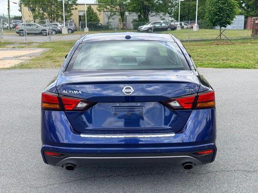 Deep Blue Pearl 2022 Nissan Altima SR FWD