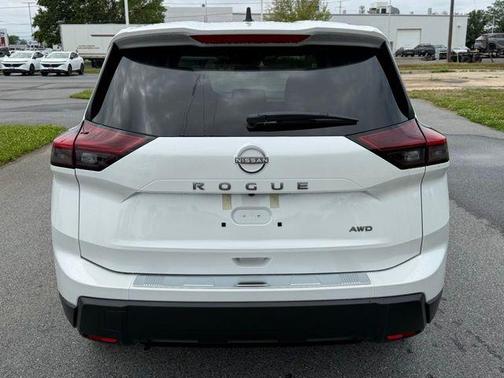 Everest White Pearl Tricoat 2026 Nissan Rogue SV
