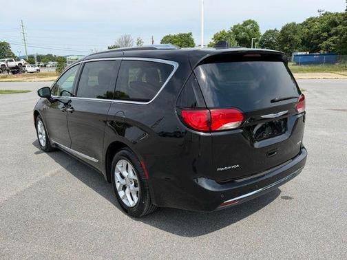 Brilliant Black Crystal Pearlcoat 2020 Chrysler Pacifica Limited