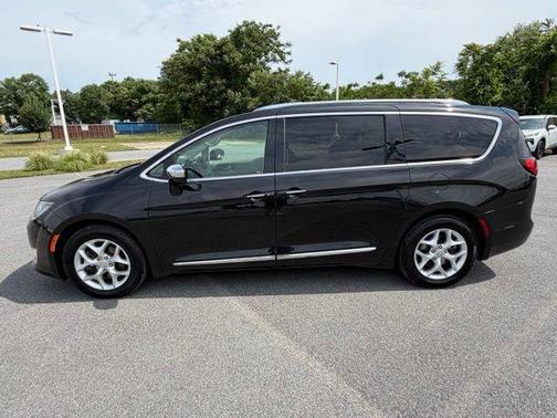Brilliant Black Crystal Pearlcoat 2020 Chrysler Pacifica Limited