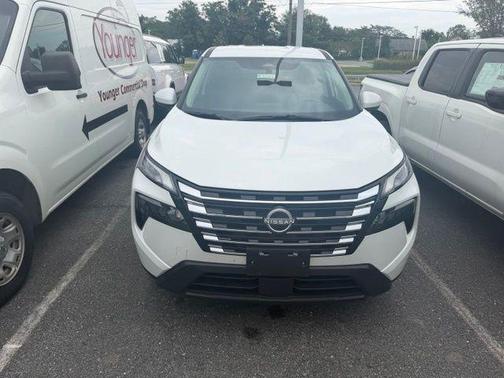 Everest White Pearl 2025 Nissan Rogue SV